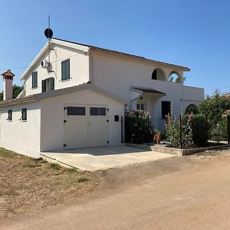 Luxury 4 Bedroom 2 Km From The Coast. Villa *