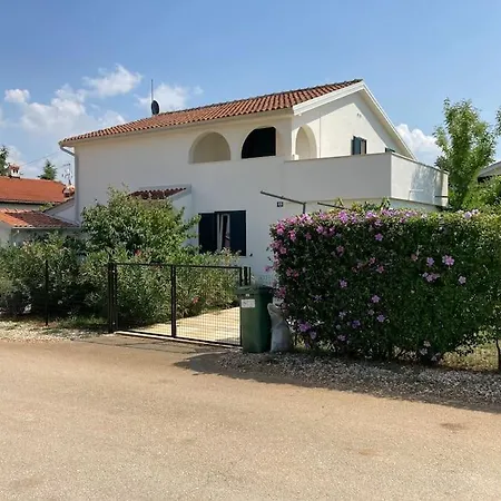 Luxury 4 Bedroom 2 Km From The Coast. * Frata