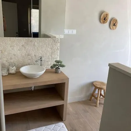Luxury 4 Bedroom 2 Km From The Coast. *