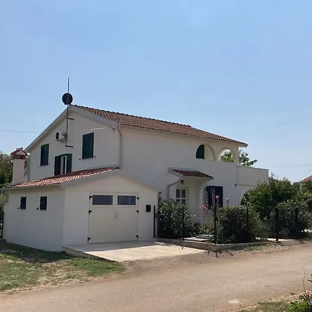 Luxury 4 Bedroom 2 Km From The Coast.