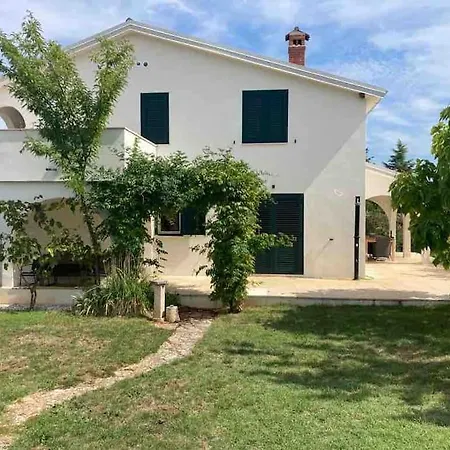 Villa Luxury 4 Bedroom 2 Km From The Coast. Frata